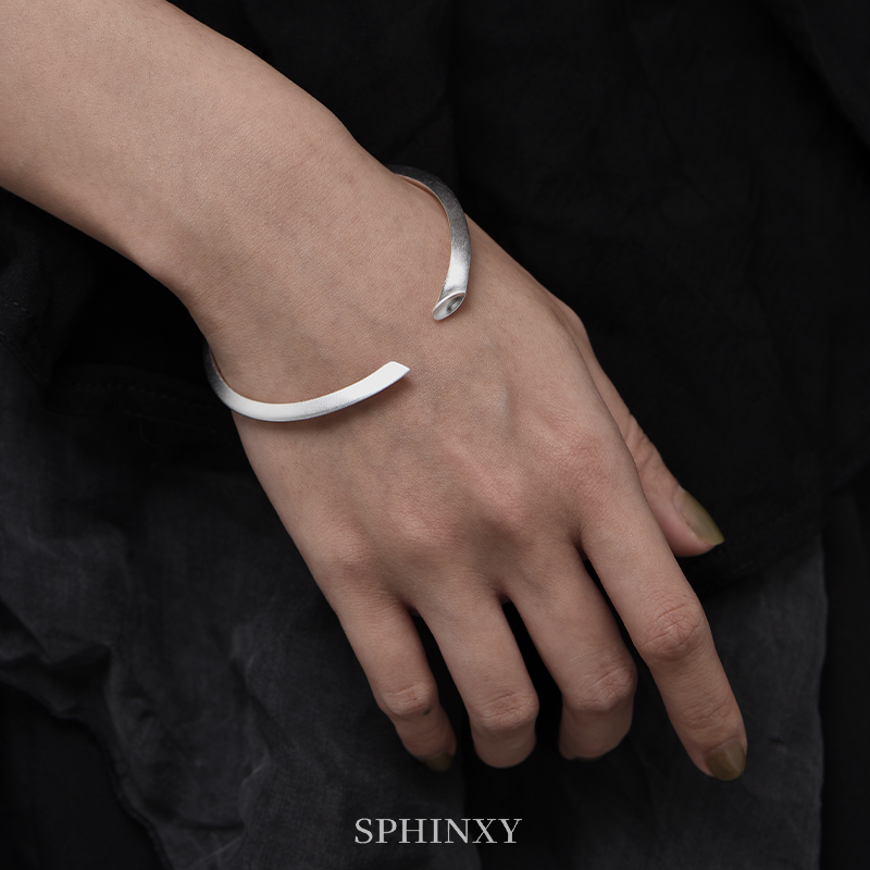 SEGMENTED BAMBOO-CIRCLED CUFF