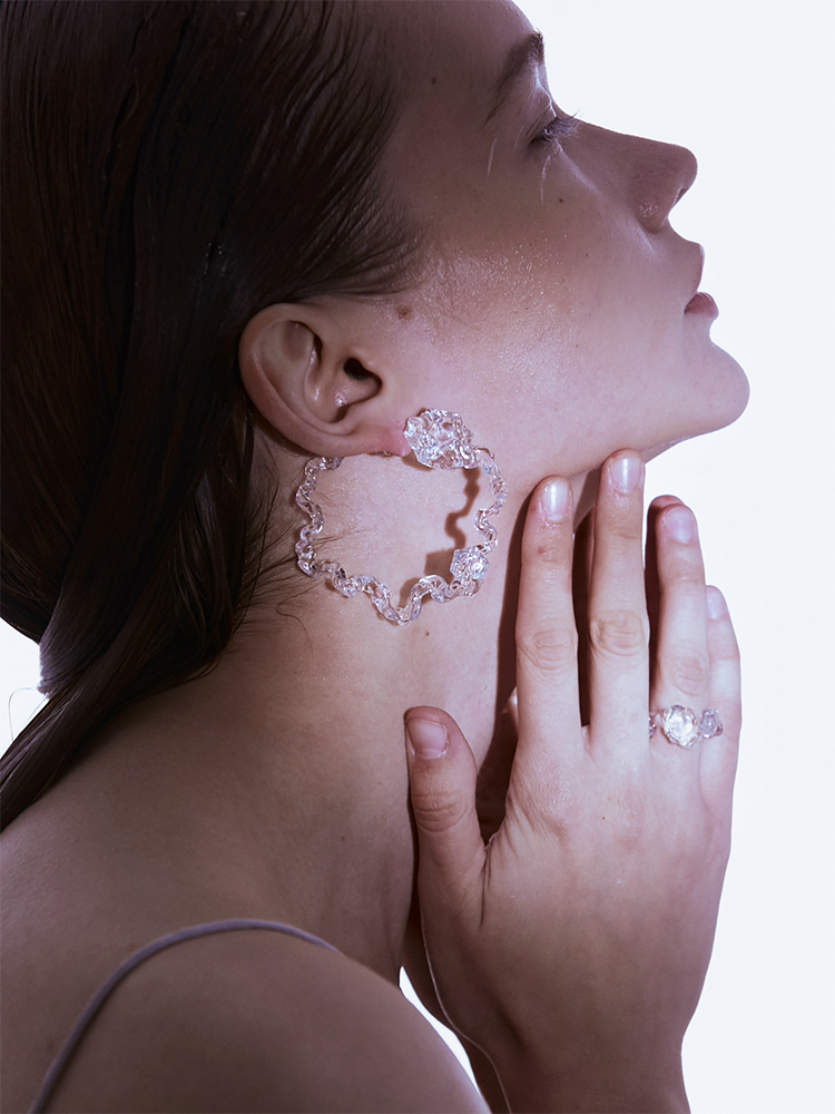 CARVE RESIN SOLITAIRE EARRING