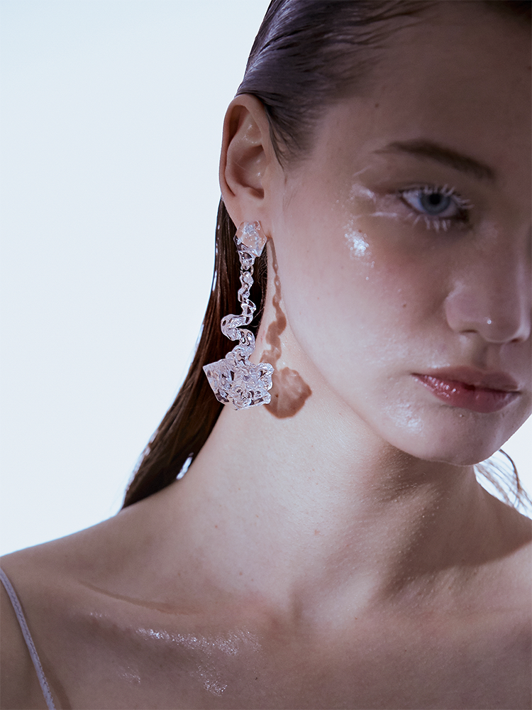 INTAGLIO-CUT BERG CRYSTAL CHANDELIERS EARRING
