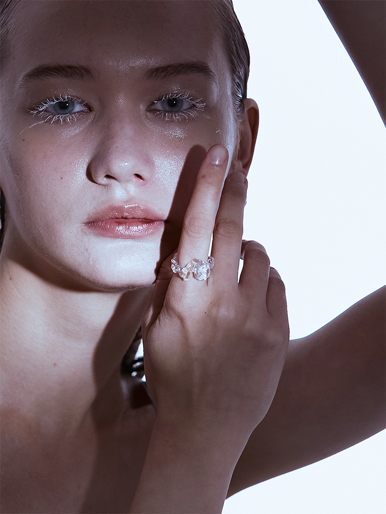 CARVED RESIN SOLITAIRE RING