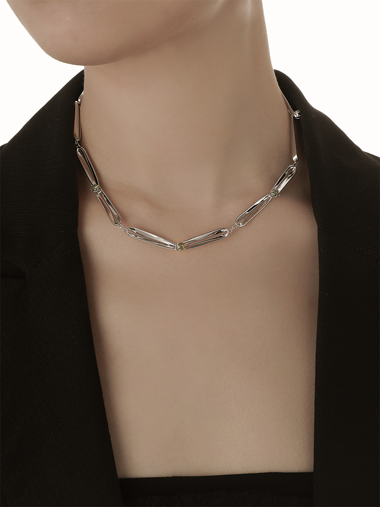 Frog button collarbone necklace