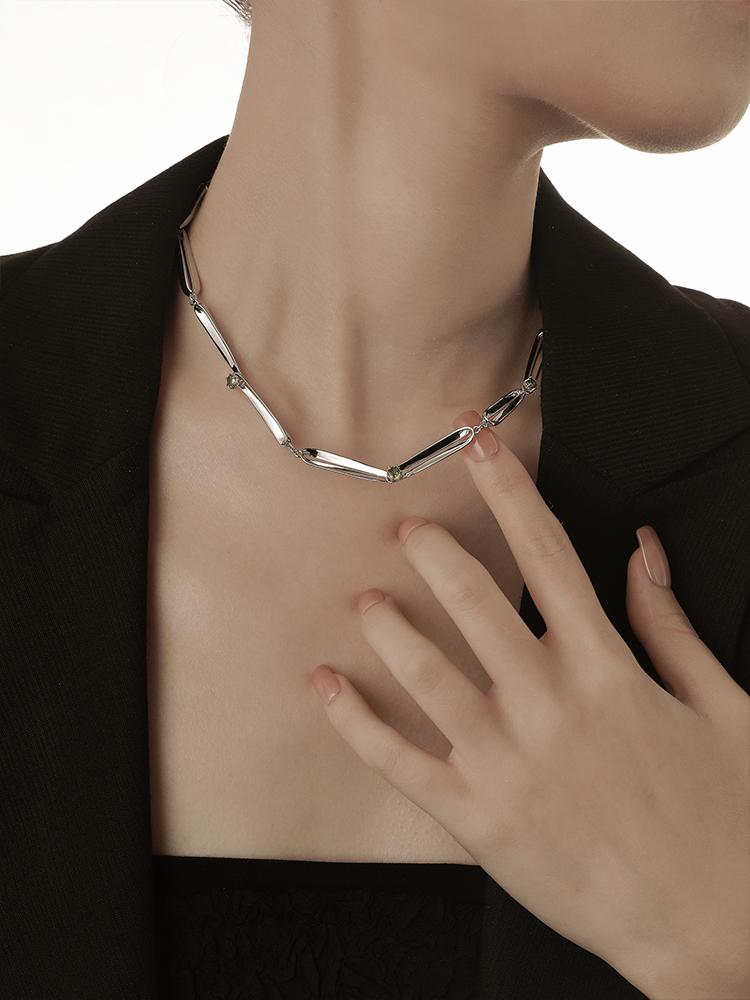 Frog button collarbone necklace