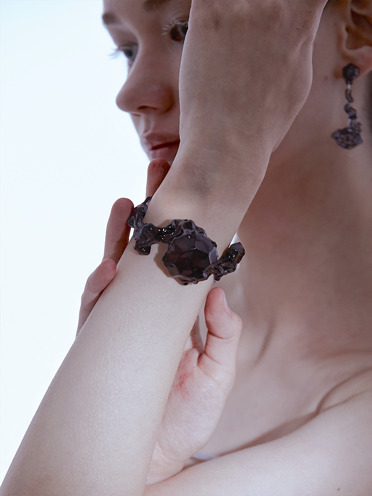 CARVED RESIN SOLITAIRE CUFF